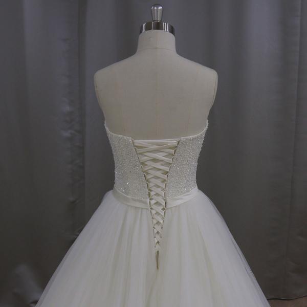 Klassisches Brautkleid mit glamourösen, anpassbaren Details: Glitzer